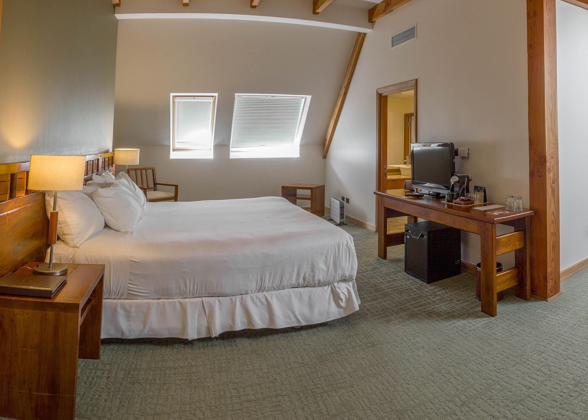 Wyndham Puerto Varas Pettra Luaran gambar A room at the Inn at the Opera