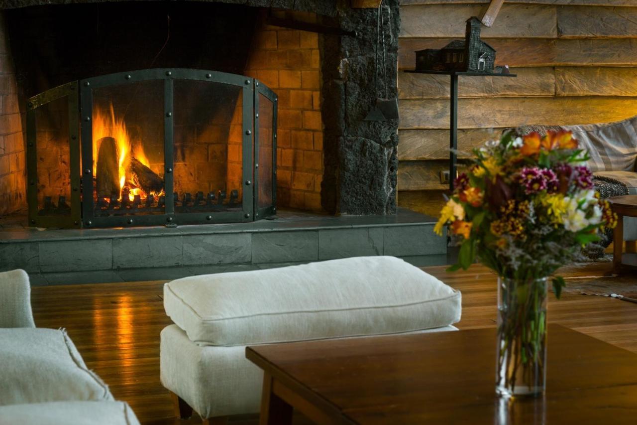 Wyndham Puerto Varas Pettra Luaran gambar The fireplace at the Lodge at Blue Hill