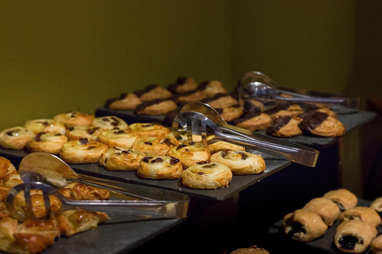 Wyndham Puerto Varas Pettra Luaran gambar A selection of Danish pastries