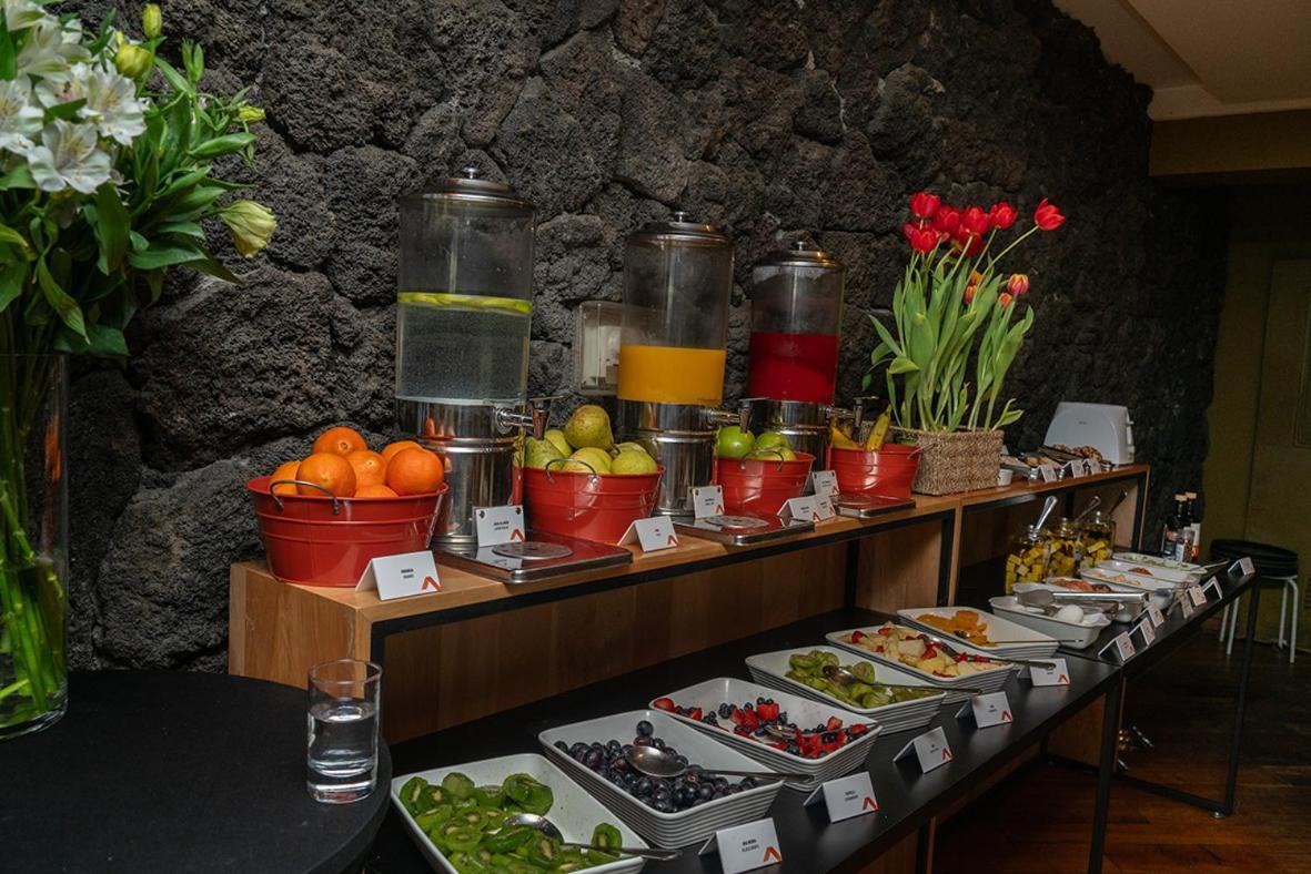 Wyndham Puerto Varas Pettra Luaran gambar A buffet at a hotel