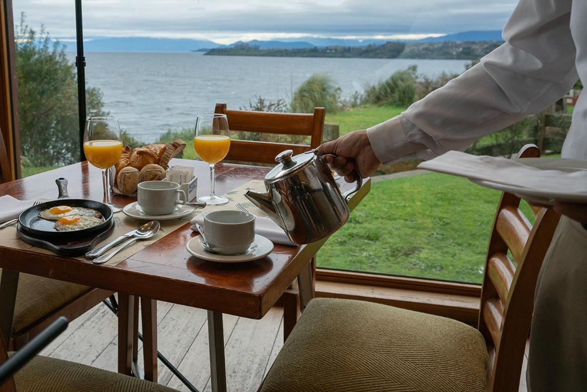 Wyndham Puerto Varas Pettra Luaran gambar A waiter serving tea at a hotel