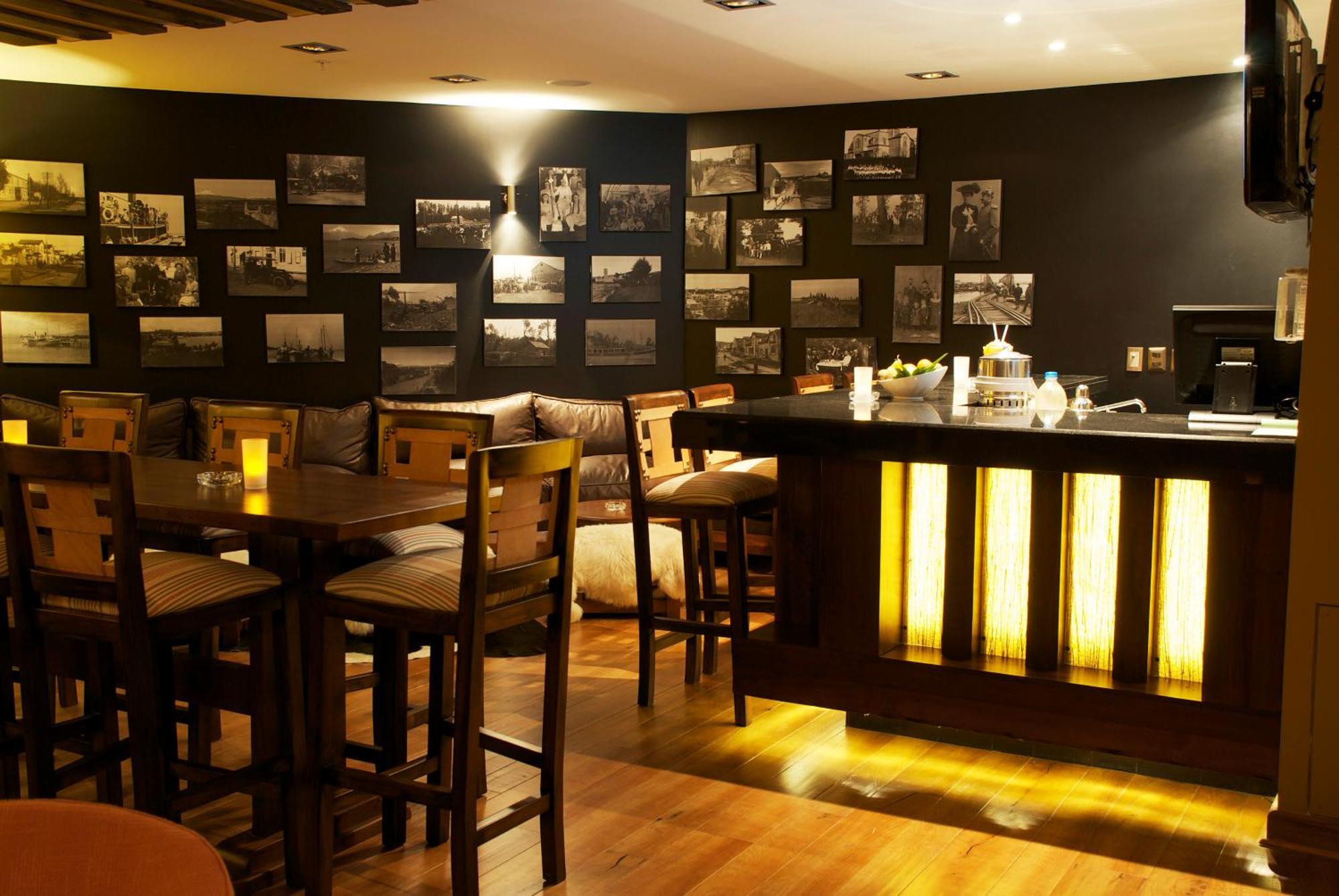 Wyndham Puerto Varas Pettra Luaran gambar The bar at the hotel