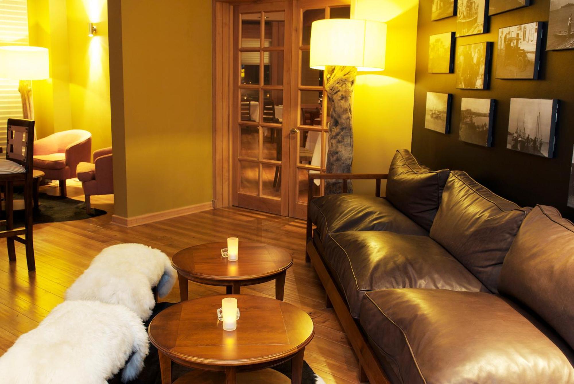 Wyndham Puerto Varas Pettra Luaran gambar The interior of the lounge