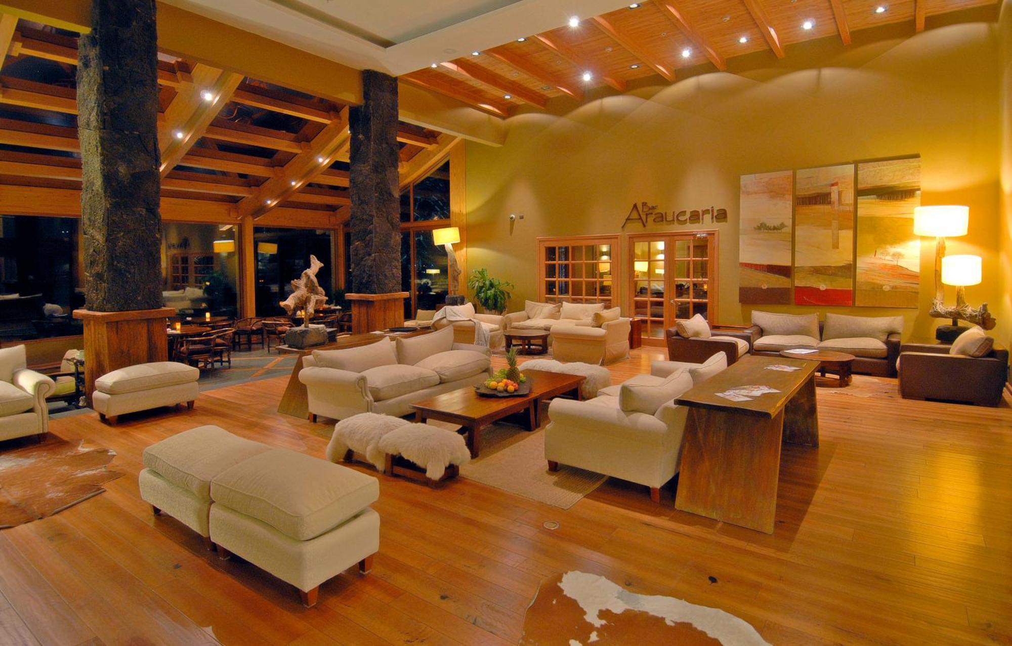 Wyndham Puerto Varas Pettra Luaran gambar The lobby of the hotel