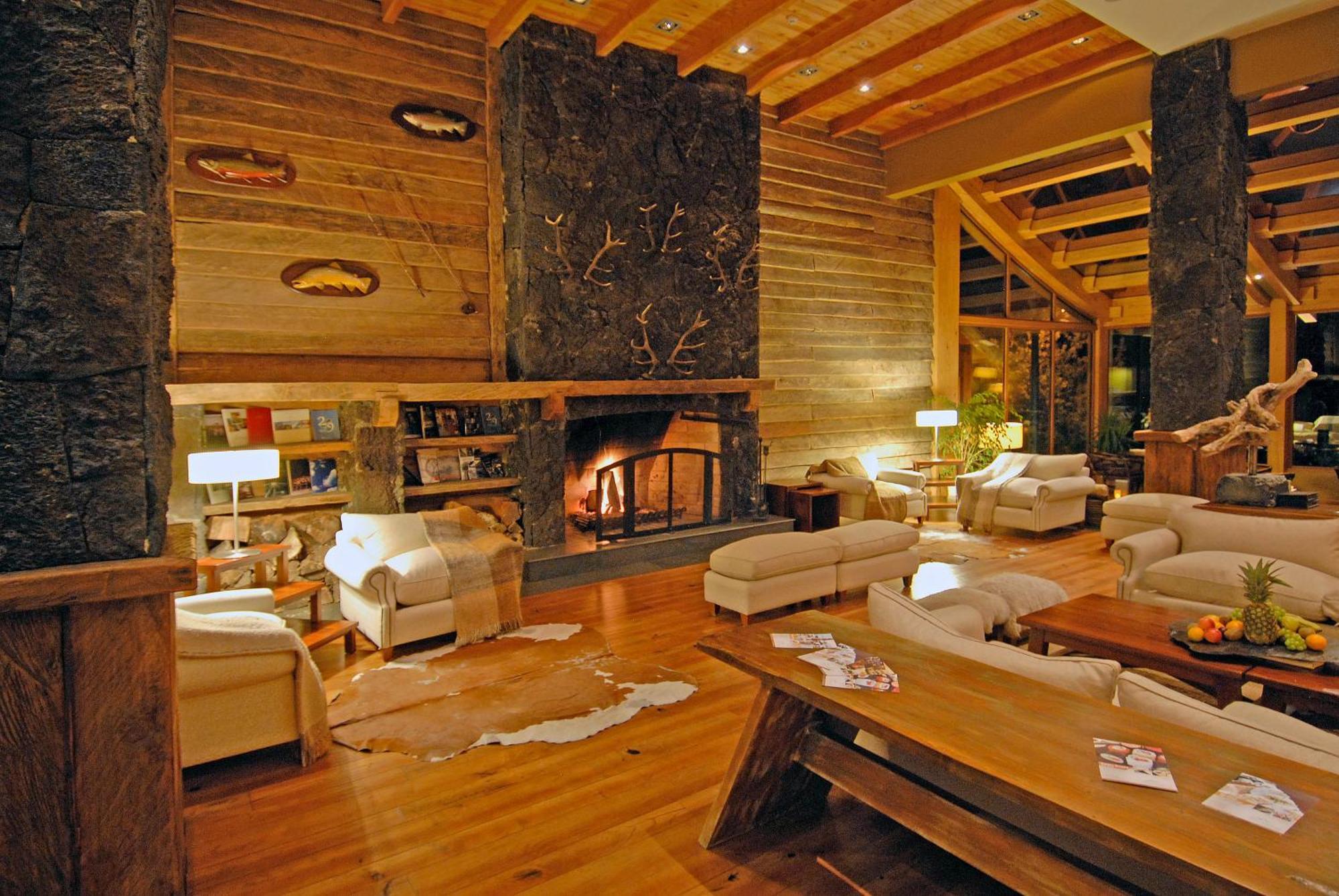 Wyndham Puerto Varas Pettra Luaran gambar The lobby at the Hotel Patagonico