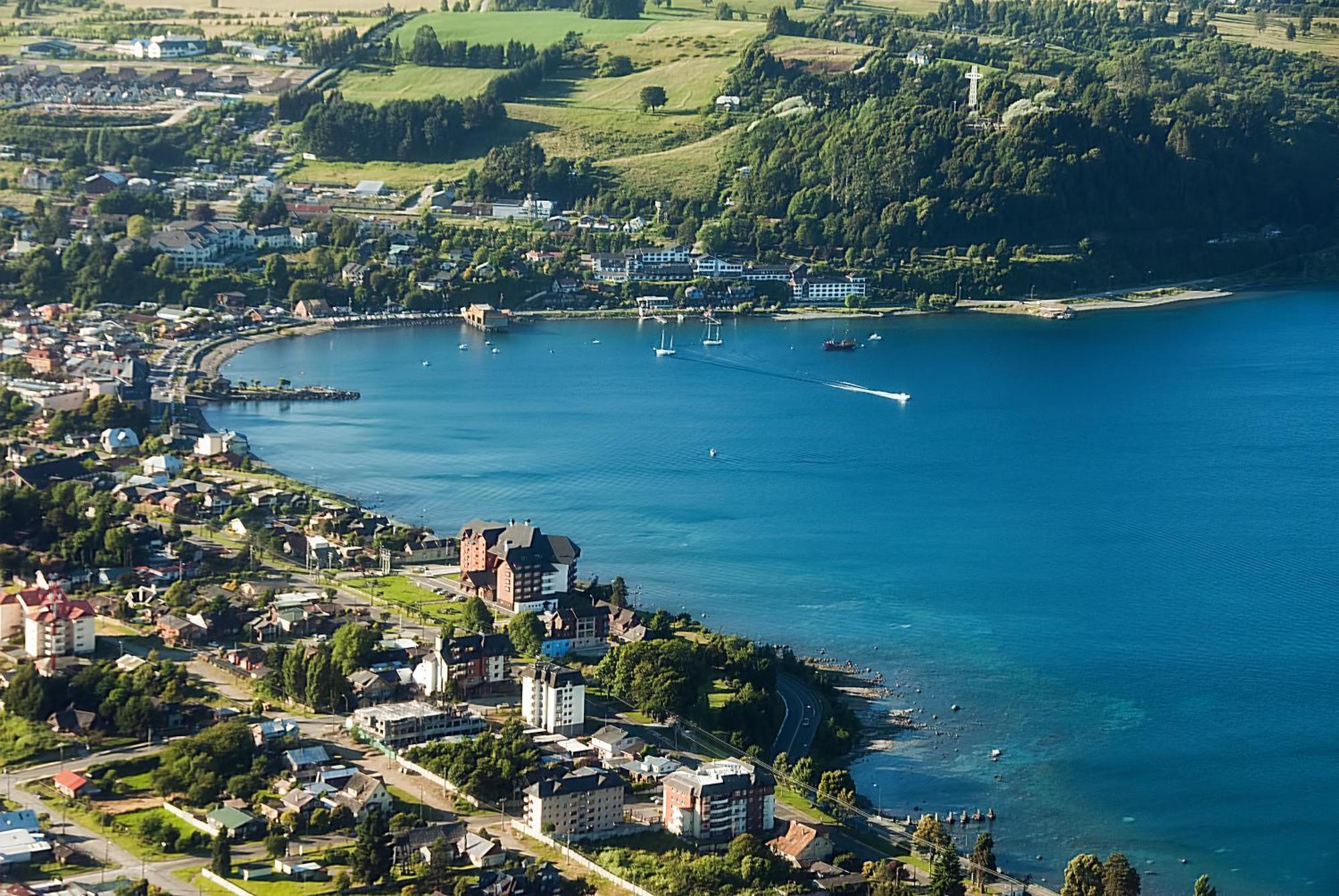 Wyndham Puerto Varas Pettra Luaran gambar Aerial view of the town