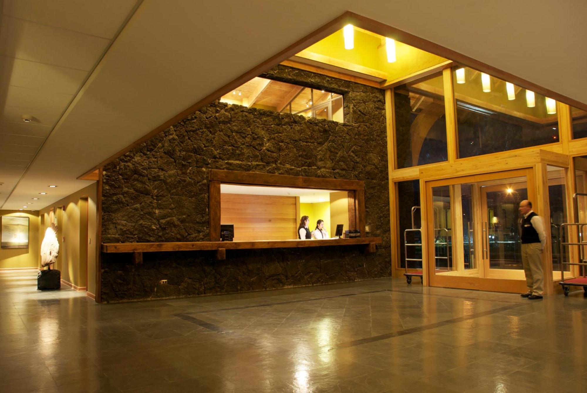 Wyndham Puerto Varas Pettra Luaran gambar The lobby of the hotel