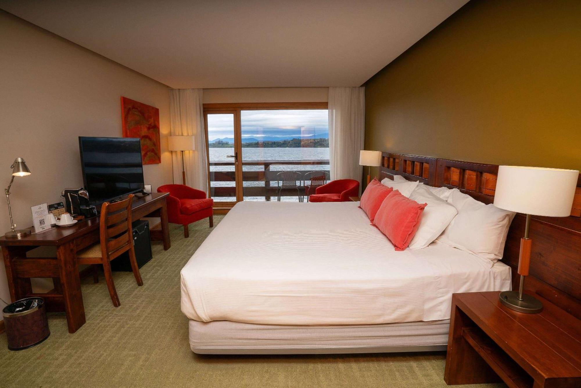 Wyndham Puerto Varas Pettra Luaran gambar A room at the hotel