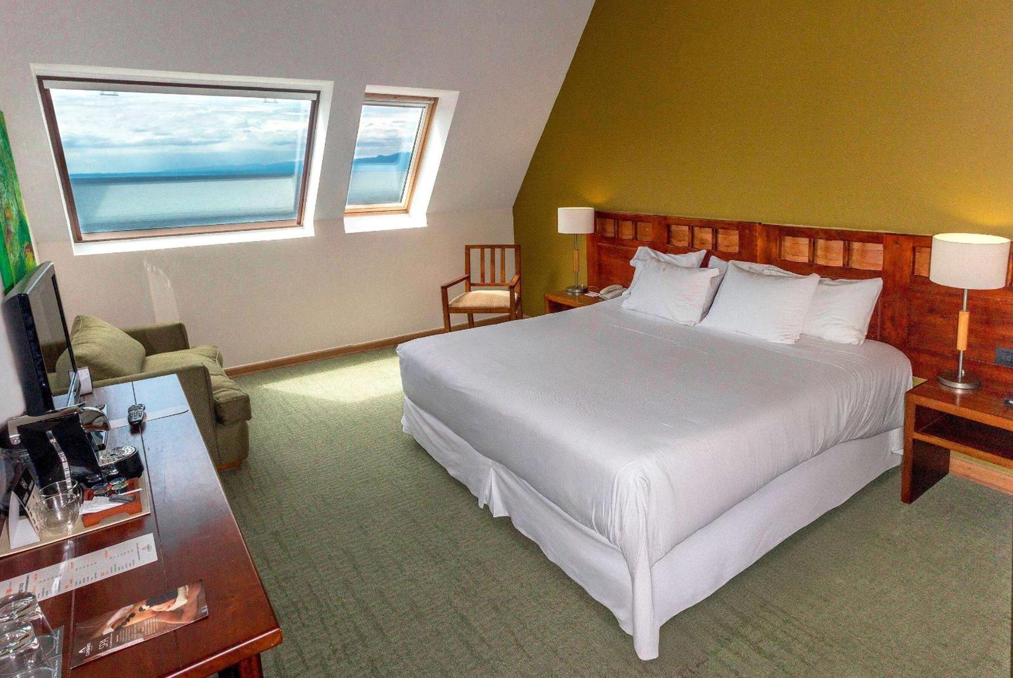 Wyndham Puerto Varas Pettra Luaran gambar A room at the Hotel El Emporio