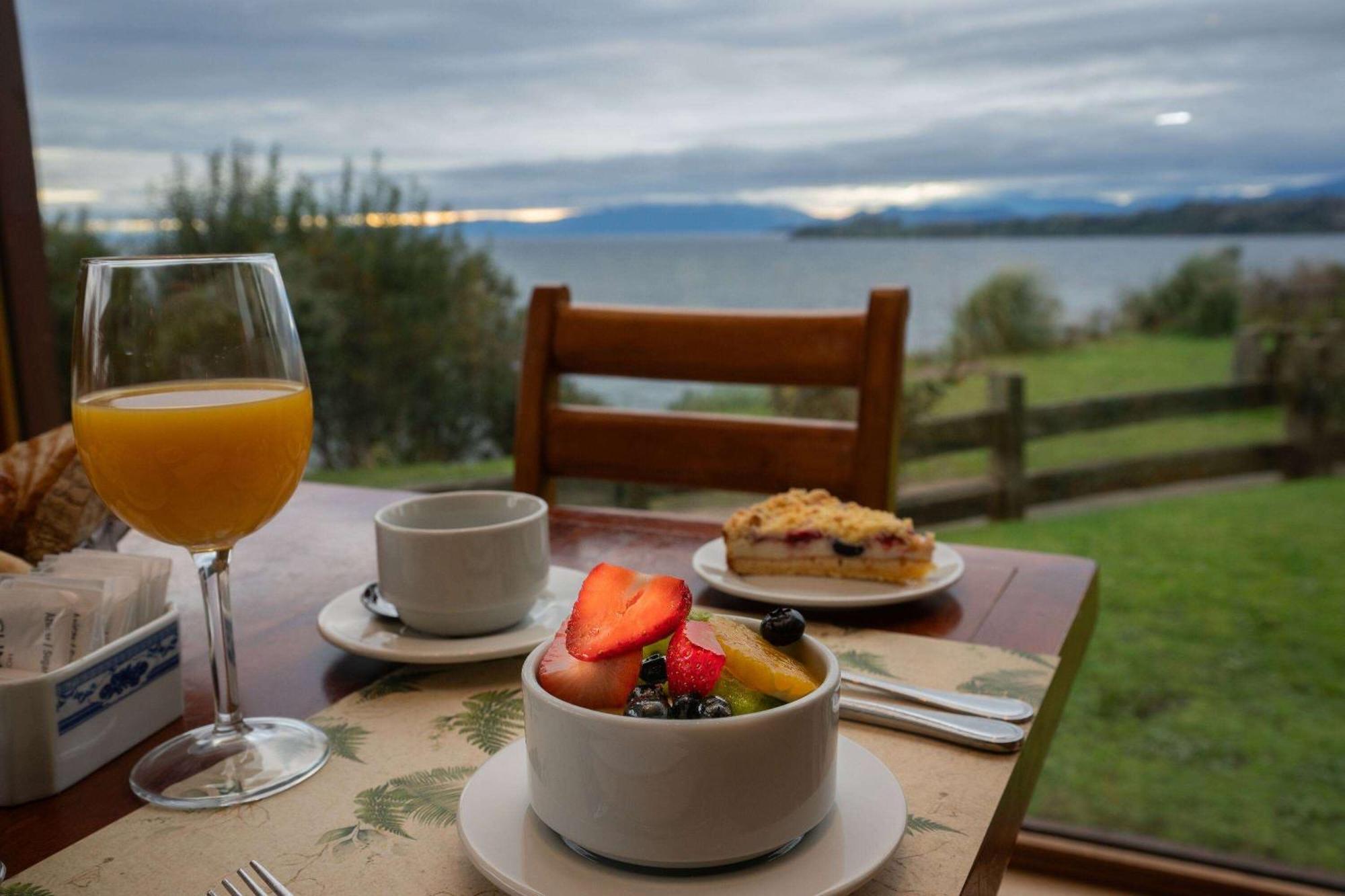 Wyndham Puerto Varas Pettra Luaran gambar Breakfast at the Lake House