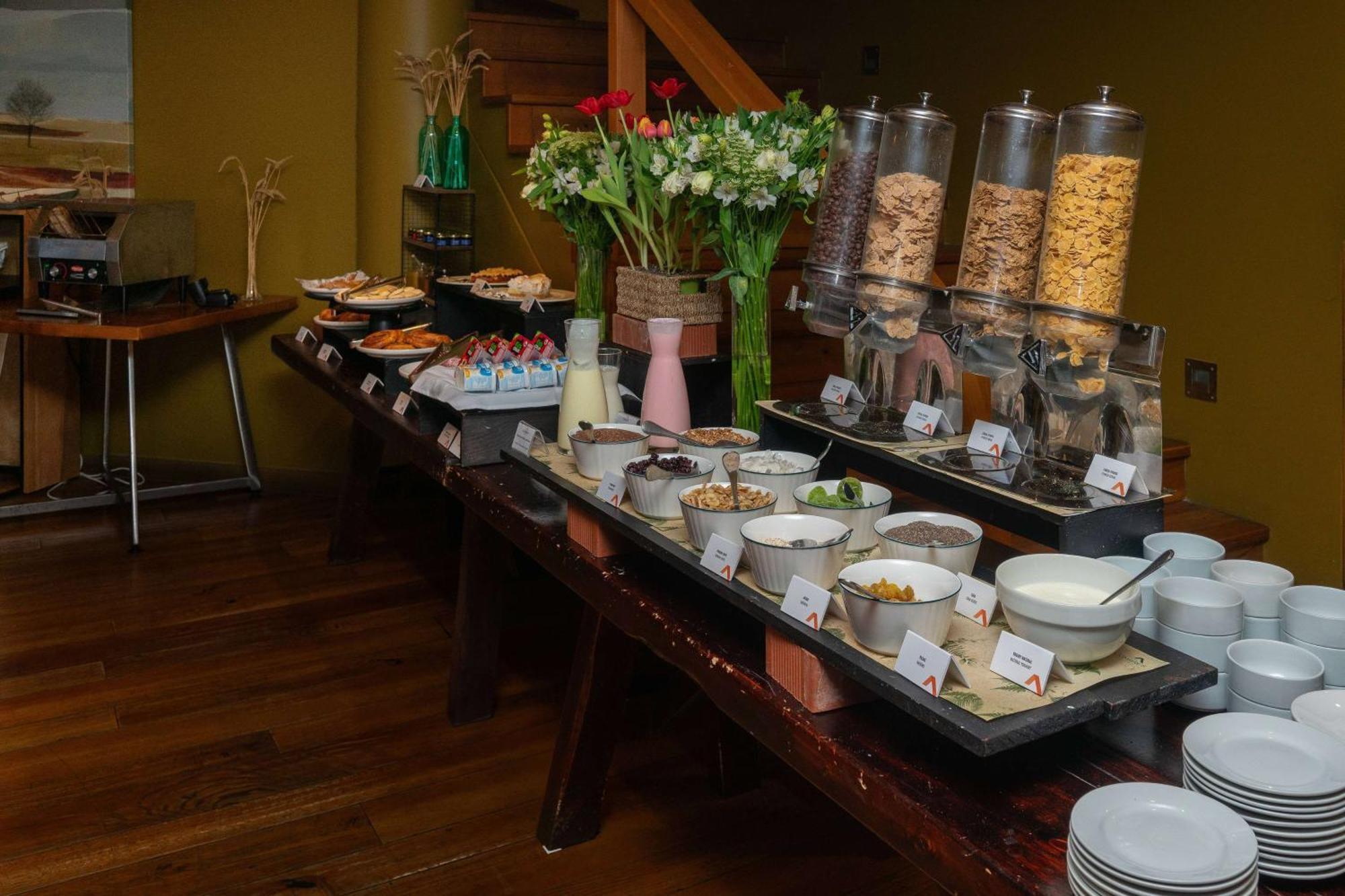 Wyndham Puerto Varas Pettra Luaran gambar A breakfast buffet