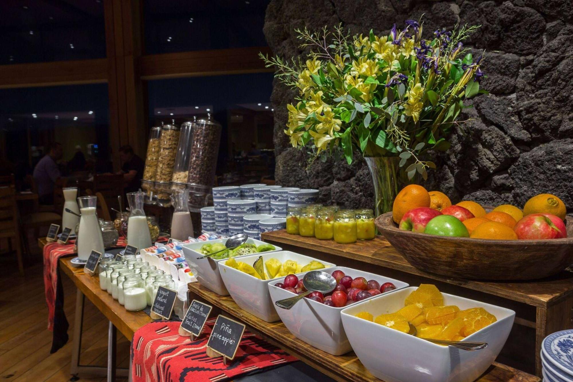 Wyndham Puerto Varas Pettra Luaran gambar A breakfast buffet
