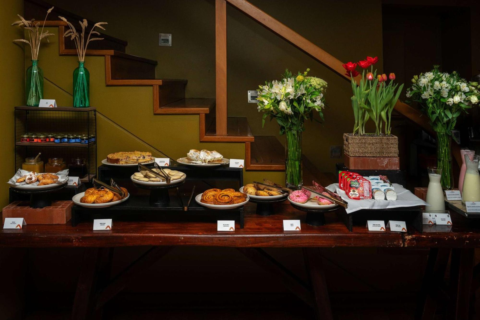 Wyndham Puerto Varas Pettra Luaran gambar A dessert table at a wedding reception