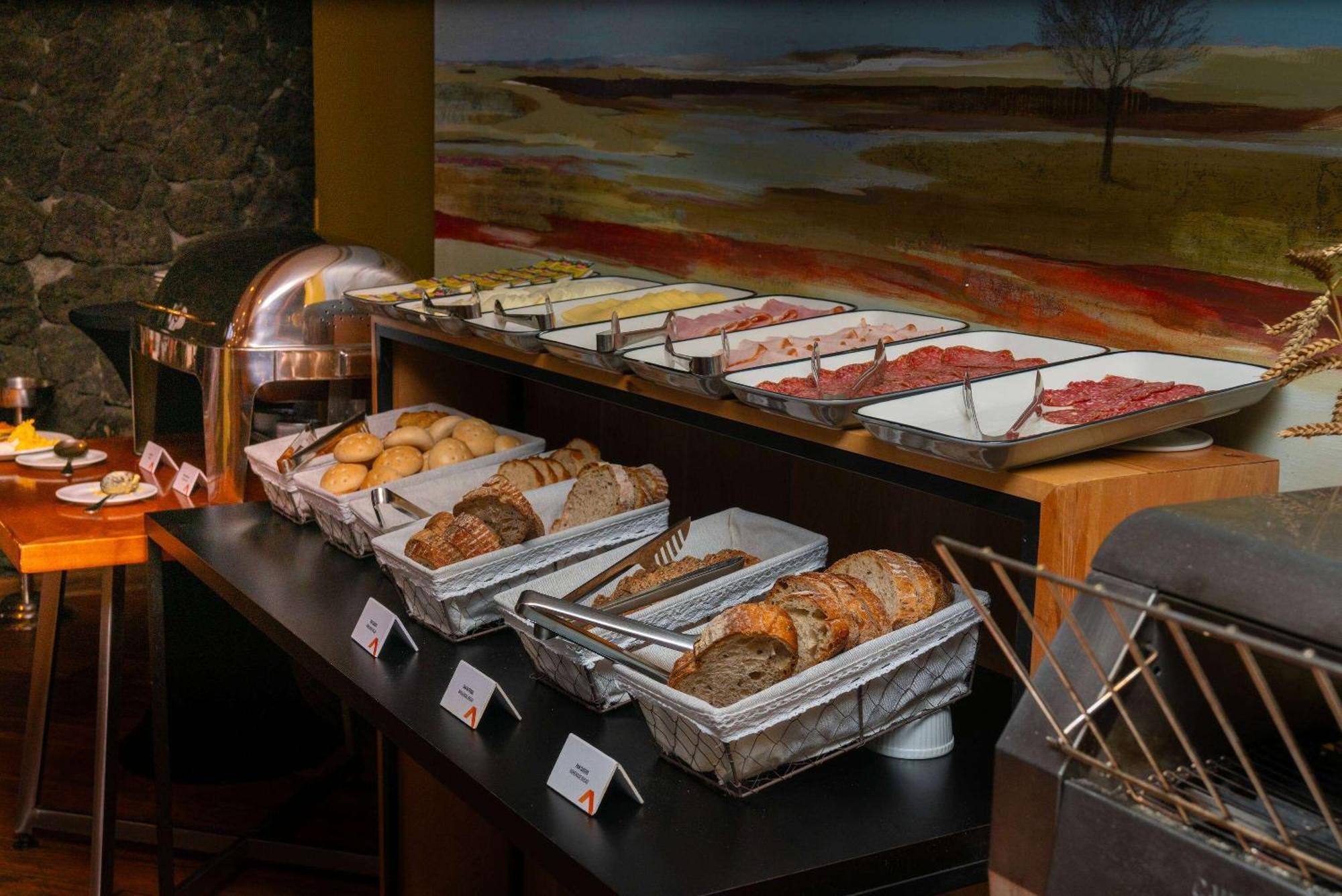 Wyndham Puerto Varas Pettra Luaran gambar A buffet at a hotel